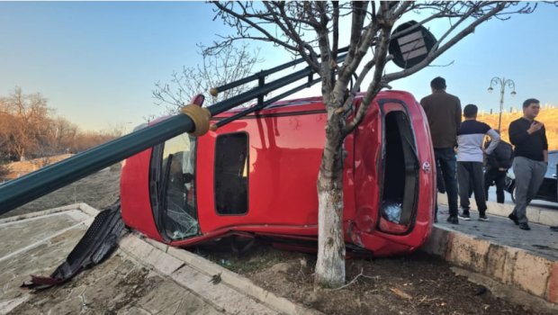 Avtomobil işıq dirəyinə çırpıldı - 2 yaralı var - FOTO