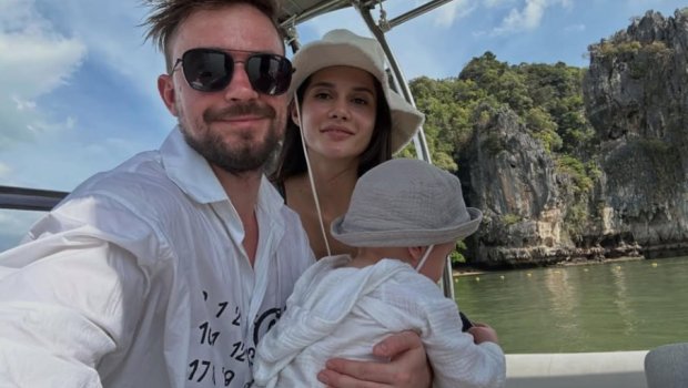 Aktyor həyat yoldaşının bikinidə FOTOSUNU yaydı