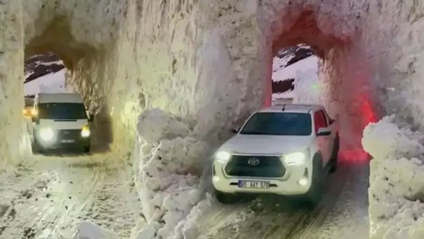 O qədər qar yağdı ki, evə getmək üçün tunel qazdılar &ndash; FOTO