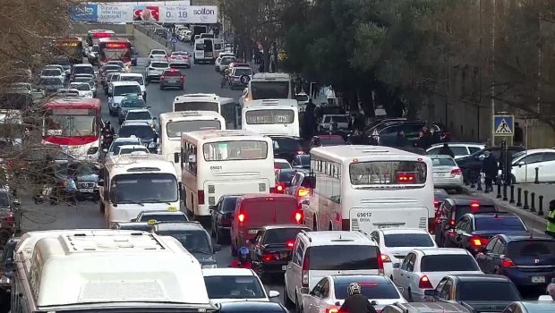Sürücülərin NƏZƏRİNƏ: Bakının bəzi yollarında sıxlıq var