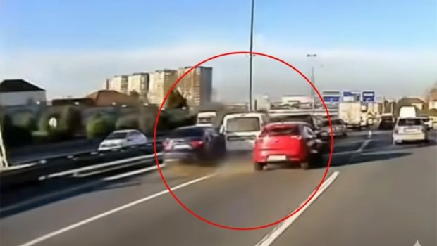 Bakıda zəncirvari qəza: 3 avtomobil toqquşdu - ANBAAN VİDEO