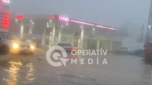 Bakıda su xəttində qəza: Maşınlar suyun altında qaldı &ndash; VİDEO