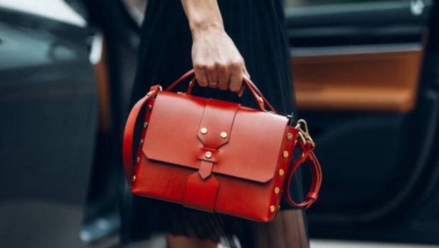 Bakıda qəribə OĞURLUQ: Rəfiqəsini qarət edib "102"yə yığdı