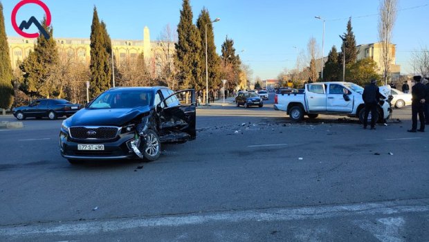 Gəncədə &ldquo;KIA&rdquo; &ldquo;Mitsubishi&rdquo; ilə toqquşdu - Xəsarət alanlar var - FOTO