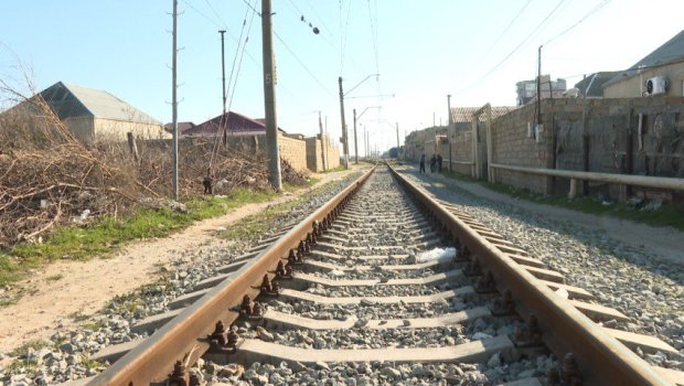 Hövsanda dəmir yolunun ətrafında tikilmiş evlərin söküləcəyi bildirilir - VİDEO