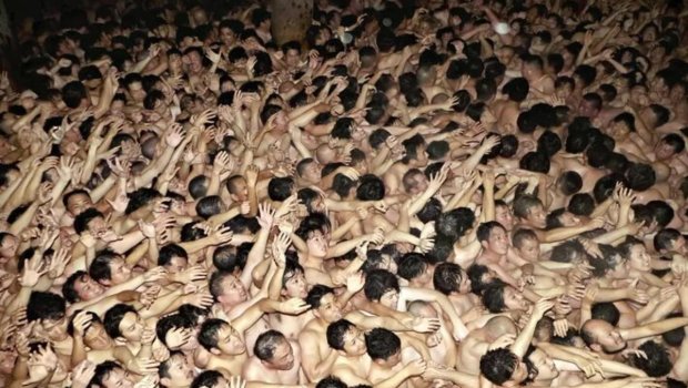 Yaponiyada "çılpaq festivalı": 6 nəfər xəsarət aldı - VİDEO