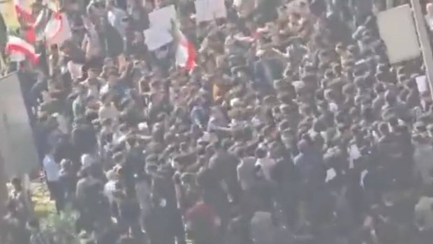 Tehran və Məşhəddə tələbələr ABŞ-a səsləndi: &ldquo;İrana zərbə endir&rdquo; - VİDEO