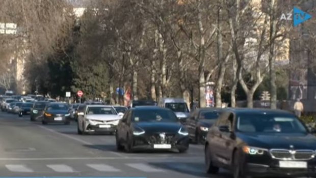 Bakının mərkəzi küçəsində sürücüləri çaşdıran zolaq - VİDEO