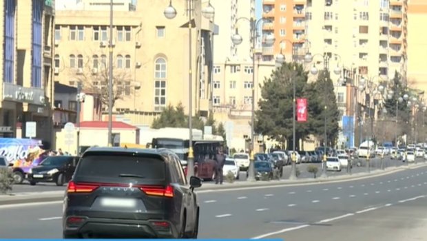 Həm sürücülər, həm də piyadalar təhlükə ilə üzləşirlər: KİM HAQLIDIR? - VİDEO