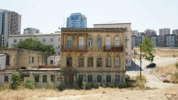 Bakıda evlər söküldü, divarlarında satanist rəsmlər üzə çıxdı - FOTO