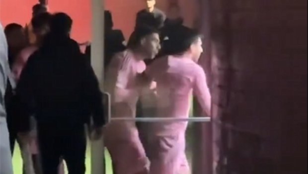 Messi əsəbiləşdi, Suares müdaxilə etdi - VİDEO