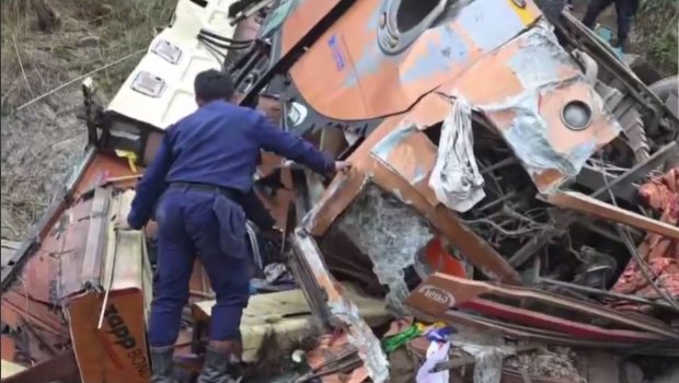 Nepalda dəhşətli QƏZA &ndash; 18 nəfər həyatını itirdi &ndash; VİDEO