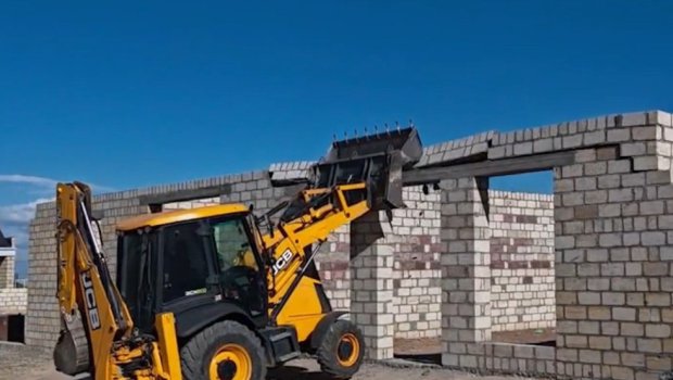 Gəncədə qanunsuz inşa olunan tikili söküldü &ndash; FOTO/VİDEO