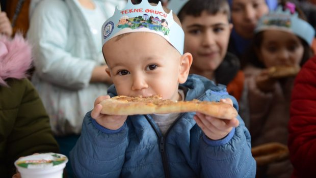 Uşaq və yeniyetmələrin oruc tutması düzgündür? &ndash; İlahiyyatçı və həkimlərdən TƏZADLI YANAŞMA