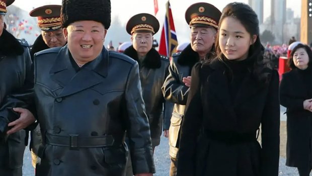 13 yaşlı qızını vəzifəyə təyin etdi - Raketlərlə bağlı əmrlər verir