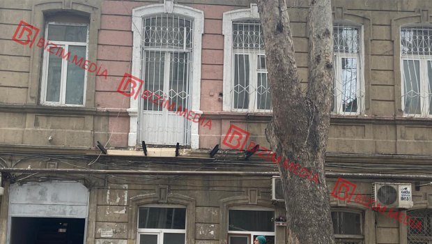 Bizim.Media YAZDI &ndash; Paytaxtın mərkəzi küçəsindəki köhnə balkonların yenilənməsinə başlanıldı &ndash; FOTO