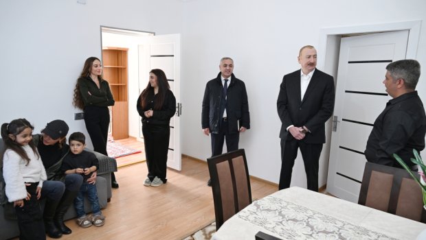 Prezident ailəsi ilə Xanabad kənd sakininin EVİNDƏ - FOTO