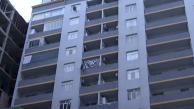 Xırdalanda 13-cü mərtəbədən yıxılan oğlan sağ qaldı