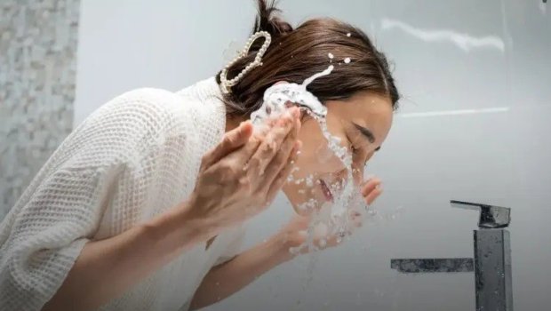 Üzü yumaq üçün ideal su temperaturu necə olmalıdır? - Dermatoloqdan AÇIQLAMA