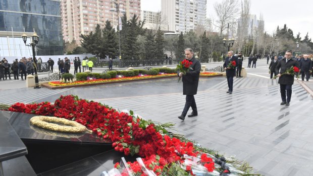 Müdafiə Sənayesi Nazirliyinin kollektivi Xocalı soyqırımı abidəsini ziyarət edib - FOTO