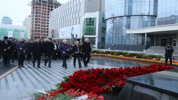 Qərbi Azərbaycan İcması Xocalı soyqırımı abidəsini ziyarət edib - FOTO