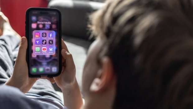 Britaniyada 16 yaşına çatmayanların sosial şəbəkələrə girişi QADAĞAN oluna bilər