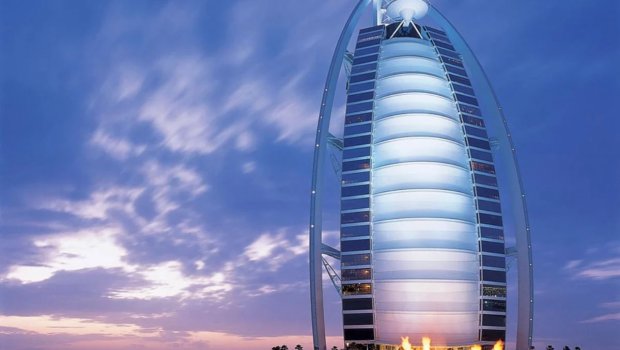 "Bürc əl-Ərəb" hoteli İranın hücumu zamanı zədələnib - VİDEO