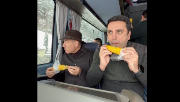 Paşinyan qarğıdalı yeyərkən görüntüləndi - VİDEO