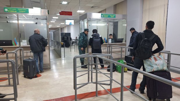 Türkiyənin 2 vətəndaşı İrandan Azərbaycana gəldi - FOTO