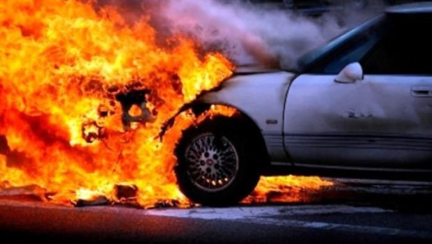 Sarayda minik avtomobili yandı