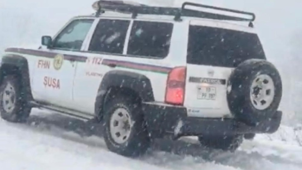 Zəfər yolunu buz bağladı, köməksiz qalan vətəndaşlar xilas edildi - FOTO