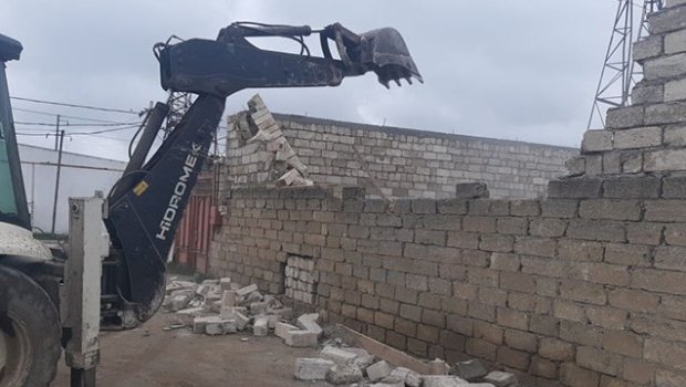 Bu ərazidə qanunsuz tikili söküldü &ndash; VİDEO