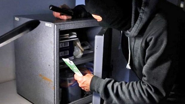 Məmurun evindən 340 min manat oğurladılar