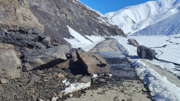 Quba-Xınalıq yoluna qaya parçaları töküldü