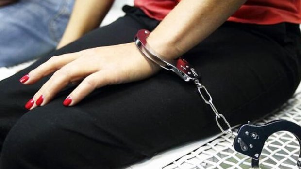 Sosial şəbəkədə çılpaq videolar yayan qadınlar - Həbs edildi