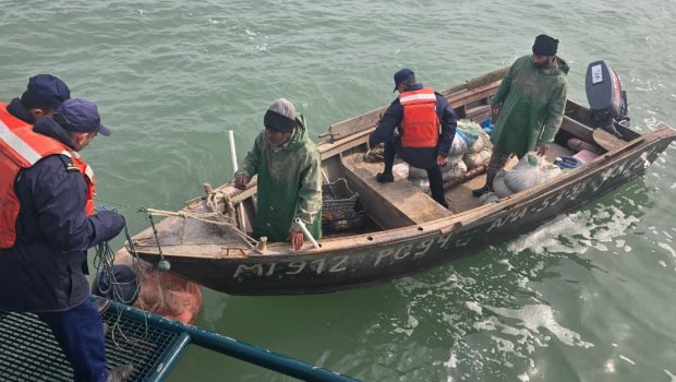 Xəzərdə köməksiz qalan balıqçılarımız belə xilas olundu &ndash; FOTO