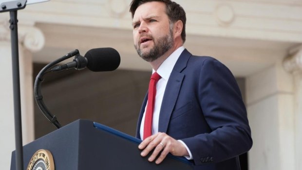 Vens: &ldquo;Əvvəllər ABŞ-ın "sükanı arxasında" axmaq prezidentlər olub&rdquo;