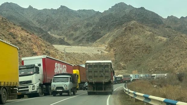 Ermənistan&ndash;İran sərhəd-keçid məntəqəsində yük maşınlarının kilometrlərlə növbəsi yaranıb &ndash; FOTO/VİDEO