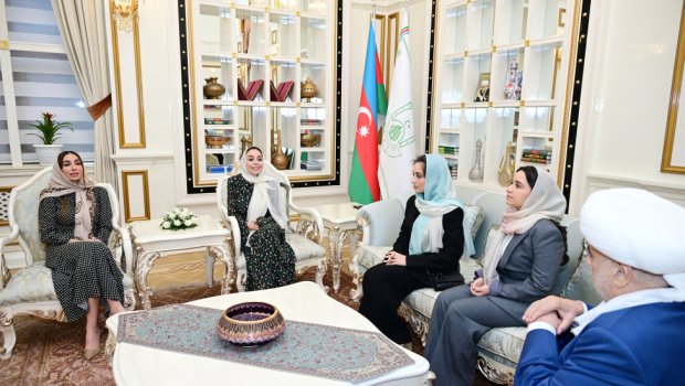 Leyla Əliyeva və Arzu Əliyeva iftar mərasimində - FOTO