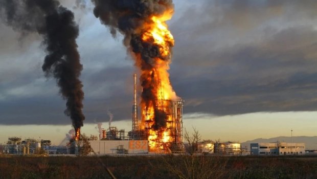 Ukrayna Rusiyada neft emalı zavoduna zərbə endirdi - Yaralananlar var &ndash; VİDEO