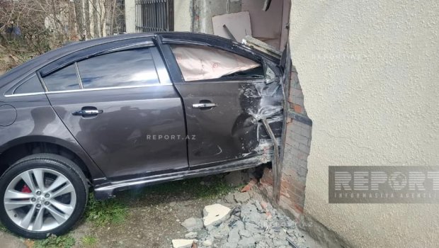 Gəncədə avtomobil mənzilə çırpıldı &ndash; FOTO