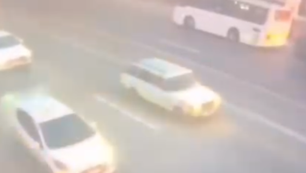 Sükanda yuxulayan &ldquo;KamAZ&rdquo; sürücüsünün törətdiyi qəzanın ANBAAN VİDEOSU