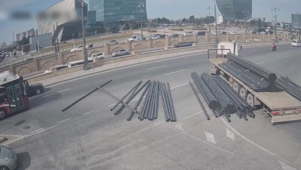 &ldquo;Bağırov&rdquo; körpüsündə yük maşından yola dağıldı &ndash; VİDEO