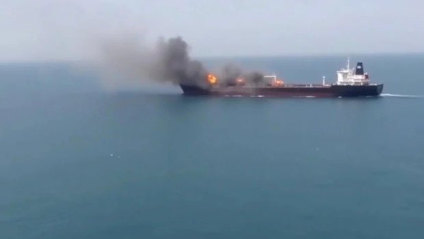 İran Hörmüz boğazında tankeri vurdu - VİDEO