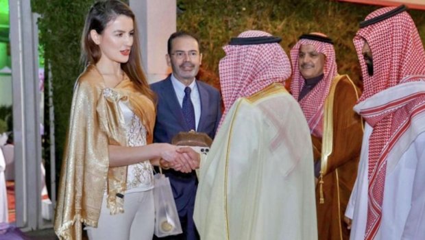 Ukrayna səfirinin geyimi müzakirə yaratdı - Fotolar