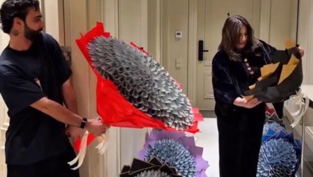 Anasına görün nə hədiyyə verdi