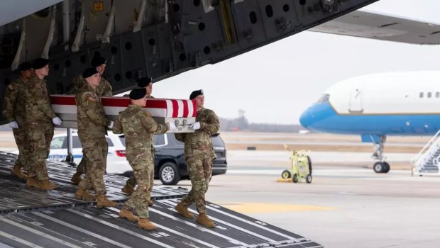 İranda həlak olan ABŞ hərbçilərinin cənazələri vətənlərinə gətirildi - Tramp qarşıladı - VİDEO
