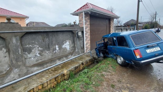 Lənkəranda avtomobil qaz xəttinə çırpıldı - Sürücü yaralandı - FOTO