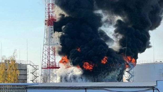 Ukrayna Rusiyanın PUA anbarını VURDU - VİDEO