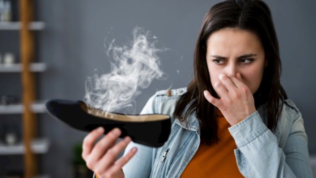 Ayaqqabıdan gələn pis qoxuya ən ucuz çarə